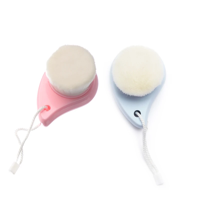 Macaronfarbener Mini-Gesichtspinsel aus Kunststoff mit ultraweichen Borsten