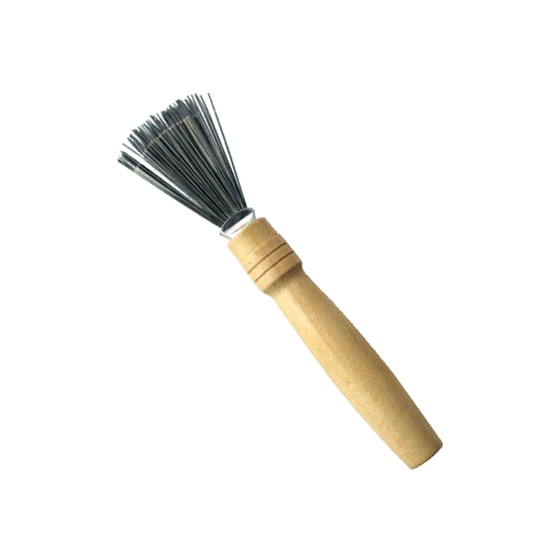 B&uuml;rstenreiniger aus 100 % nat&uuml;rlichem Holz mit effizientem Edelstahldraht